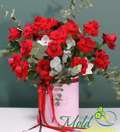 Cutie luxoasa cu trandafiri rosii ''Flacăra iubirii'' (la comanda, 5 zile) foto 394x433